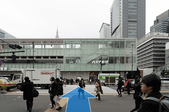目の前の信号をバスタ新宿の方へ渡ります。
