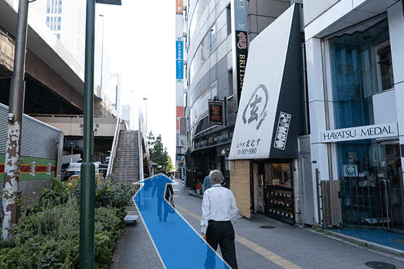 横断後は、左折してマルイの横を道なりに進み、昭和通を右折し、そのまま直進すると前方にauショップの看板があります。