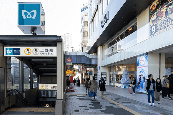 左手に、東京メトロの4番出口があります。
東京メトロ各線からは、ここ4番出口をでます。