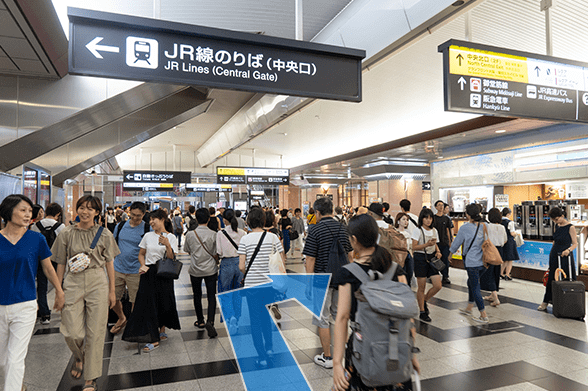 JR「大阪駅」中央口を出て御堂筋線の方へ向かいます。